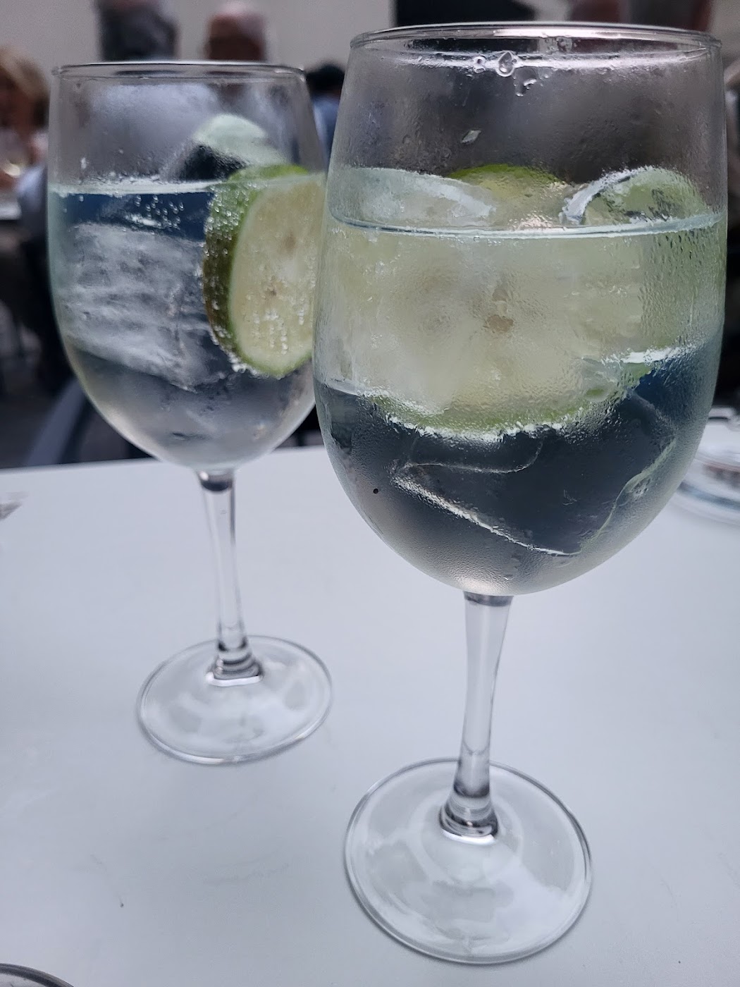 Dos combinados con hielo y limón