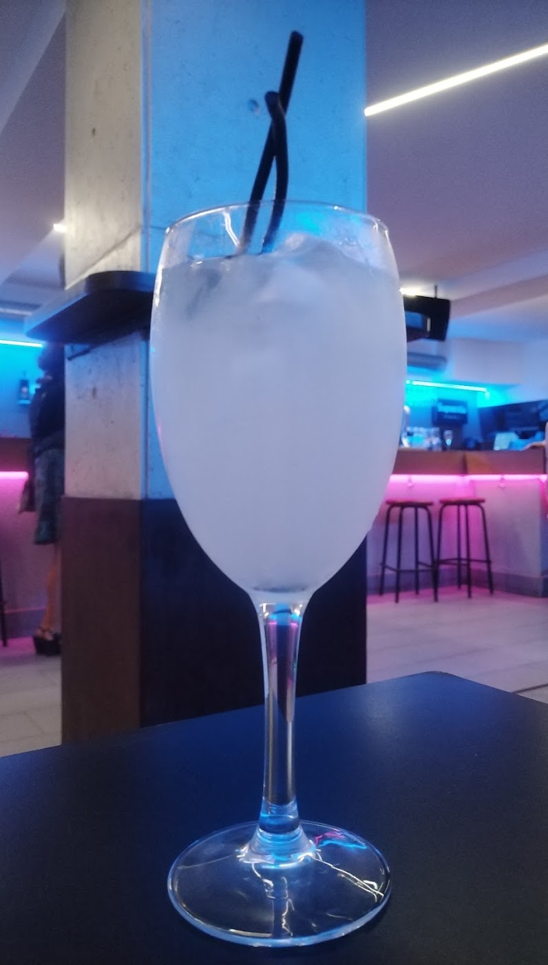 Gin-tonic servido en copa de balón