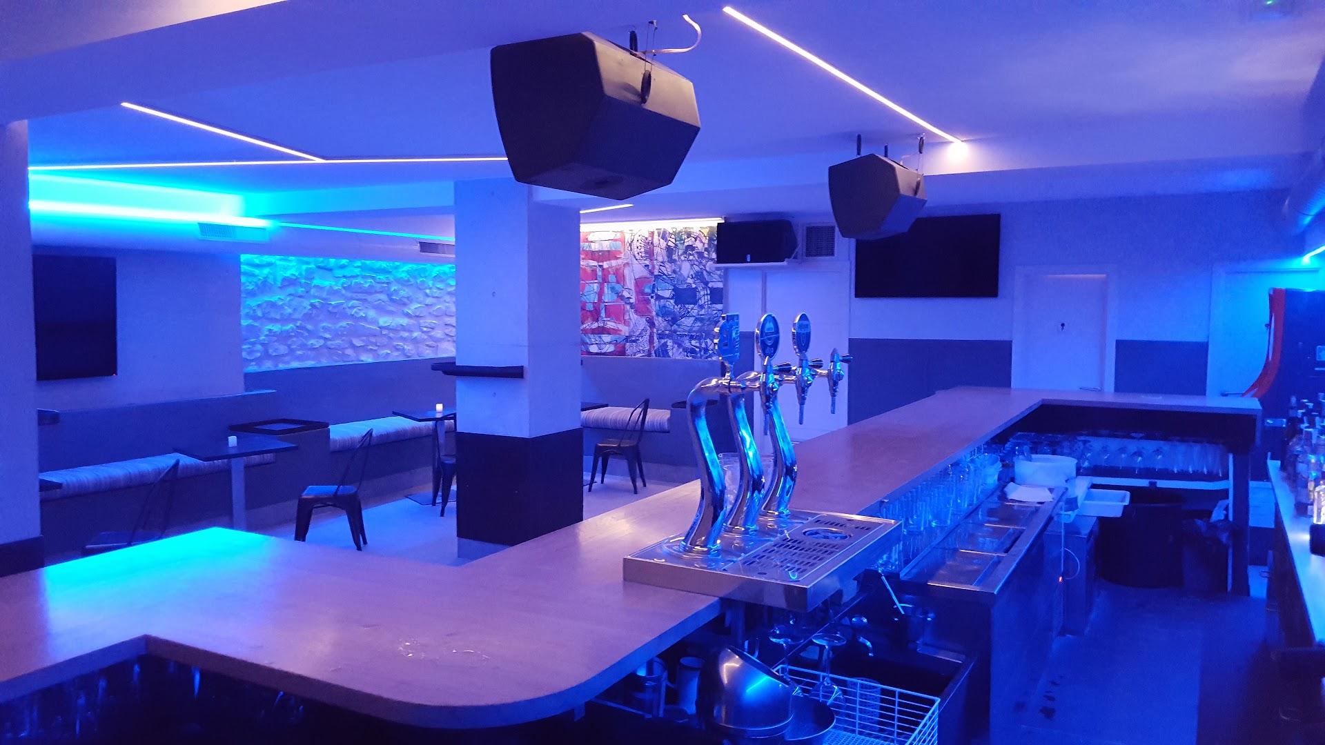 Barra del Pub Errotatxo iluminada en azul
