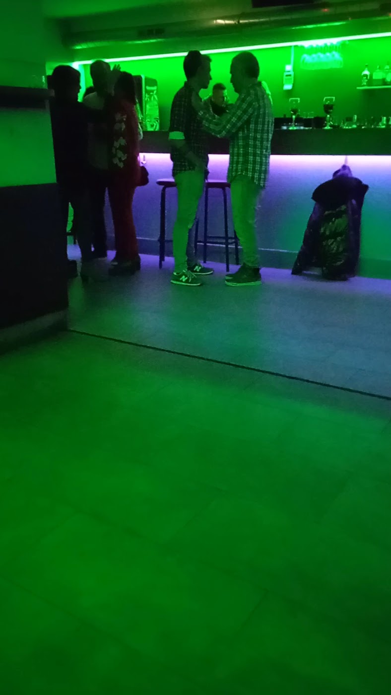 Pista de baile con luces de colores